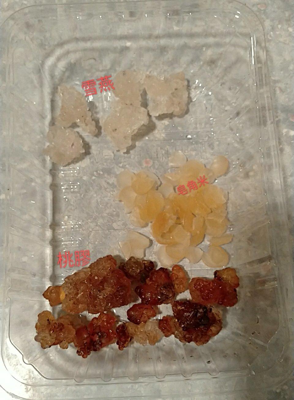 桃胶雪燕皂角米炖牛奶