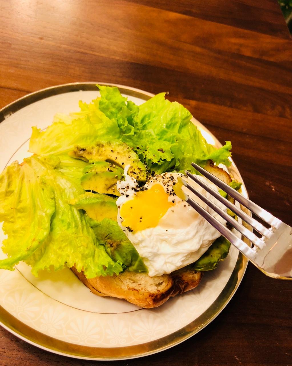 麦兜水波蛋牛油果厚吐司