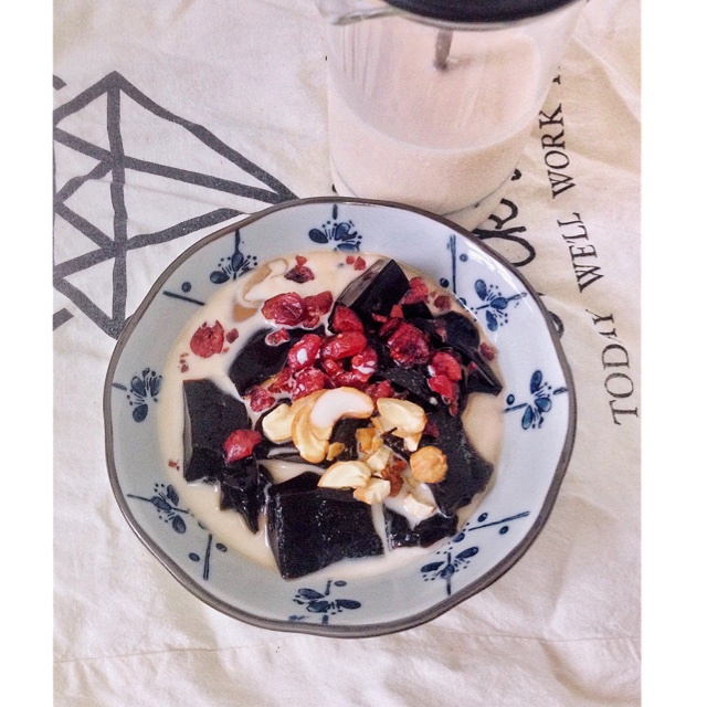 夏天里的冷泡冰奶茶