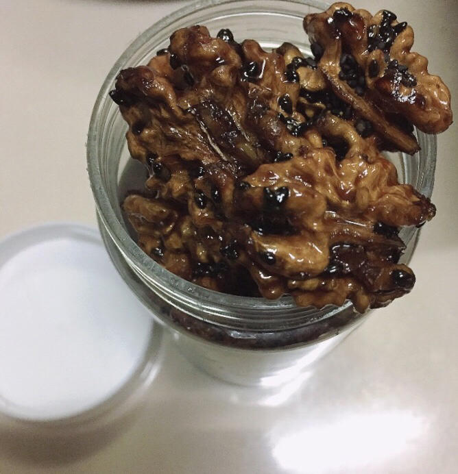 不用油炸就可以做出好吃的琥珀核桃仁