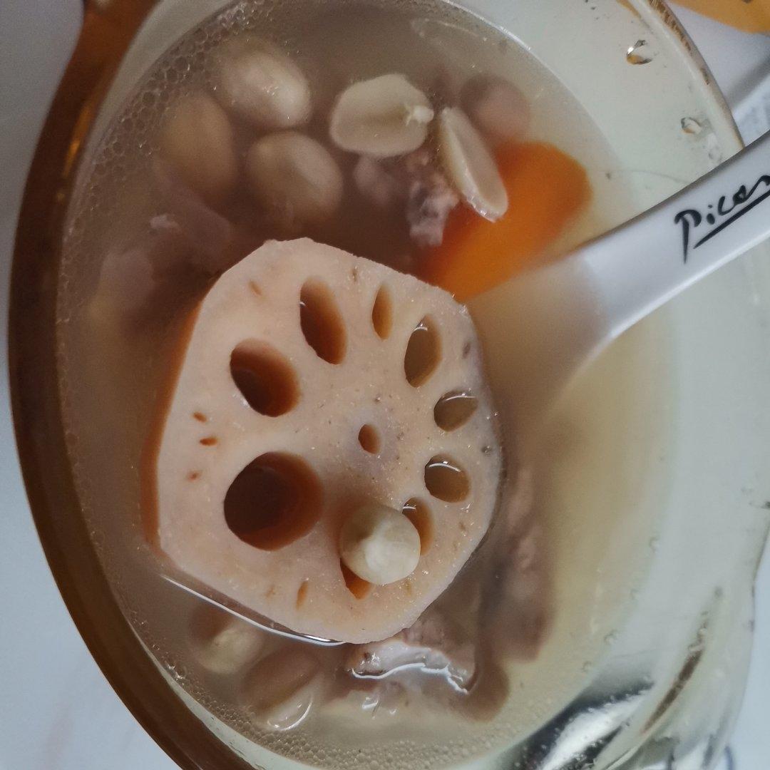 莲藕花生萝卜汤