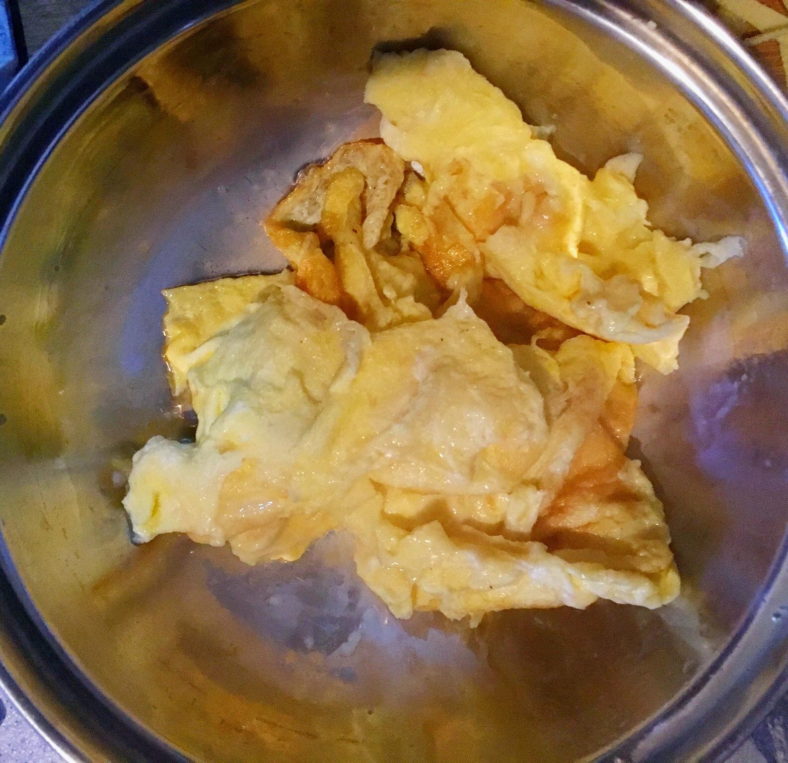 青椒豆皮炒鸡蛋的做法 步骤2