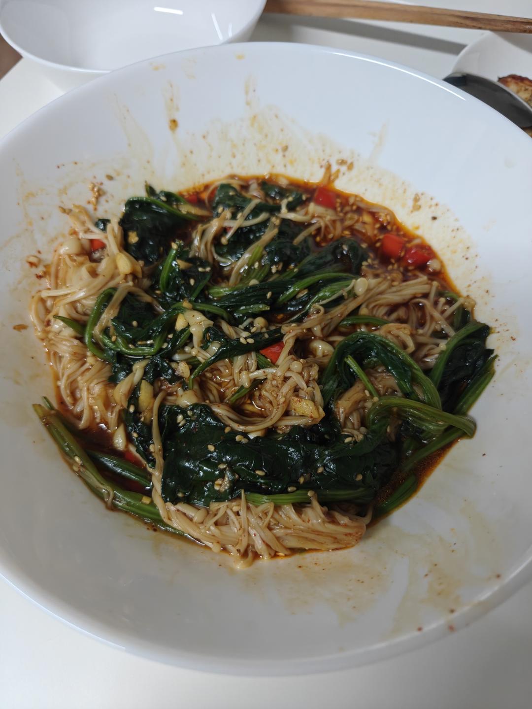 解馋减脂餐！酸辣开胃又下饭的菠菜拌金针菇