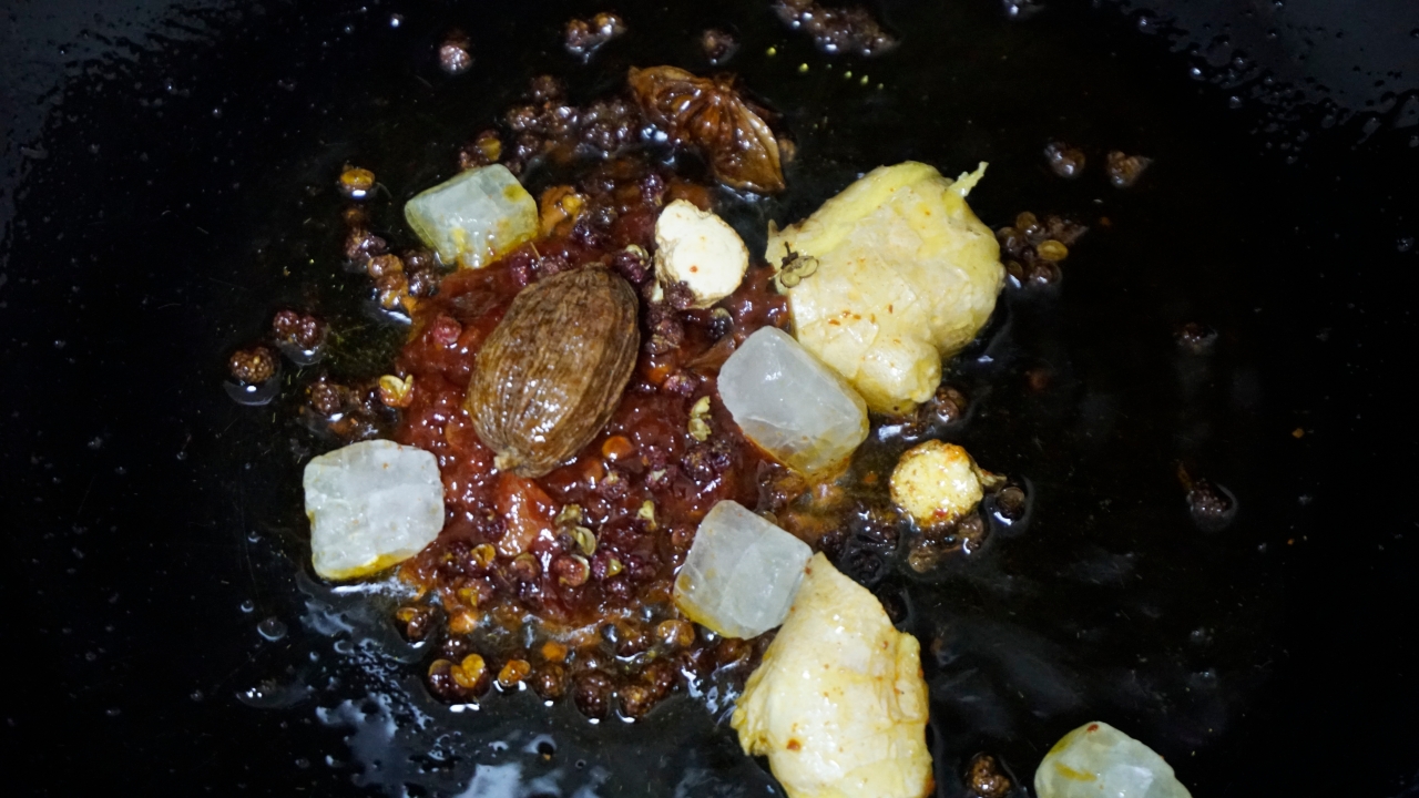轻轻松松就能做出来的黄豆烧肥肠的做法 步骤2