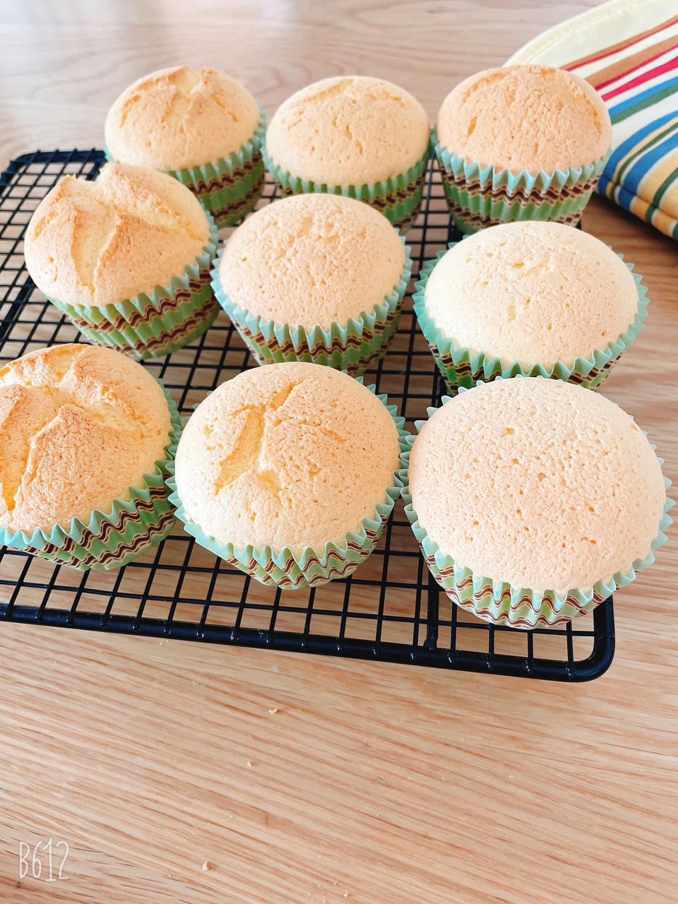 不皱不裂圆润饱满原味戚风纸杯蛋糕