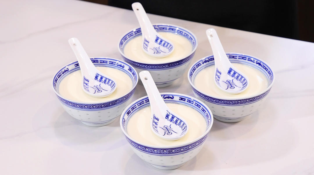 黑芝麻糊炖奶的做法