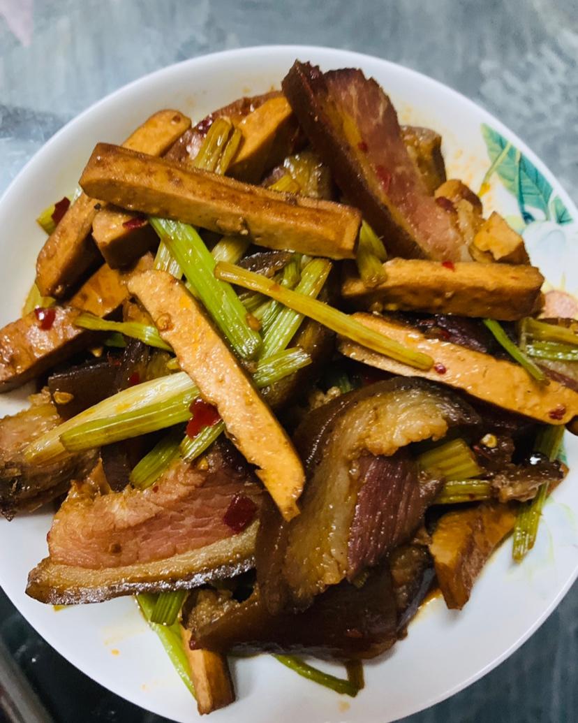 芹菜香干炒腊肉