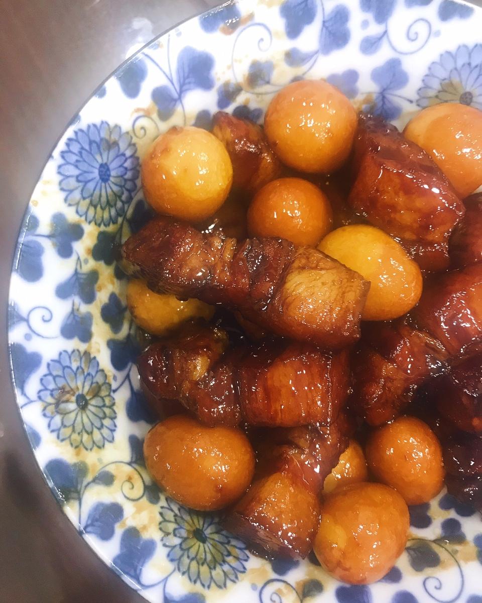 加了鹌鹑蛋后，这盘红烧肉，美味的逆天啦——鹌鹑蛋烧肉（孔瑶食谱）