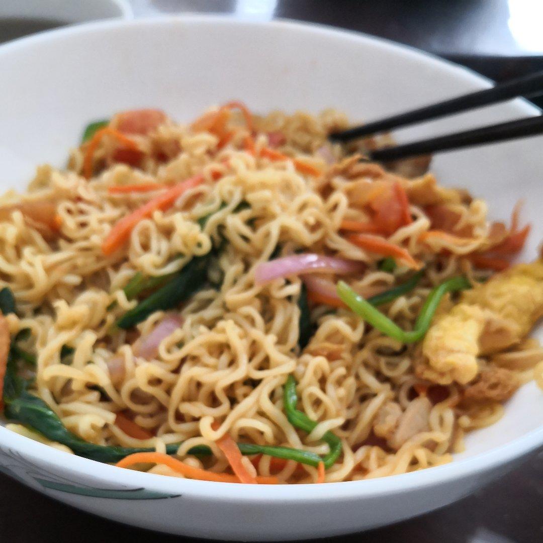 路边摊风味炒方便面