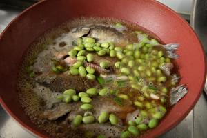 毛豆烧鲫鱼，附美味不粘锅的煎鱼方法的做法 步骤11