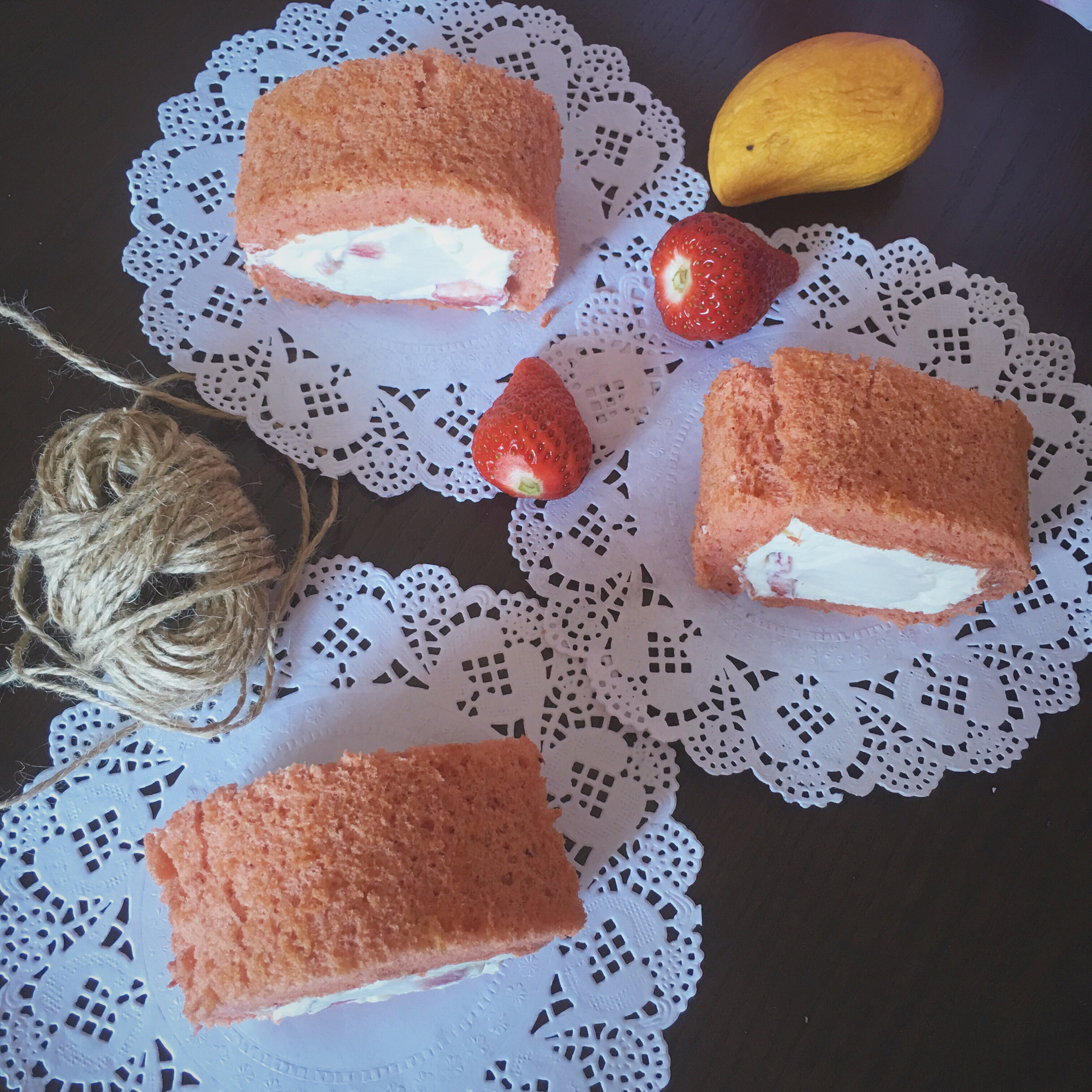 草莓奶冻蛋糕卷