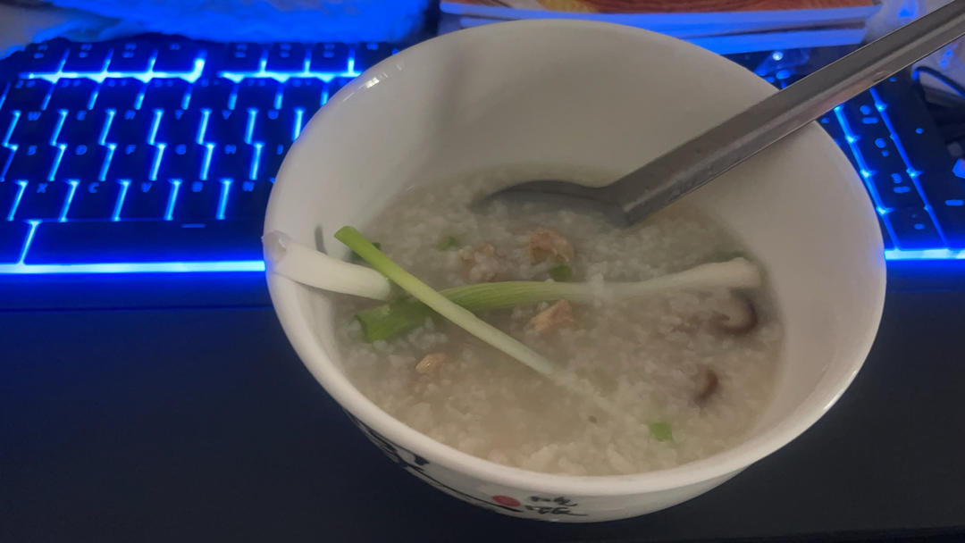 堪比肯德基的香菇鸡肉粥（暖暖的有幸福的味道）