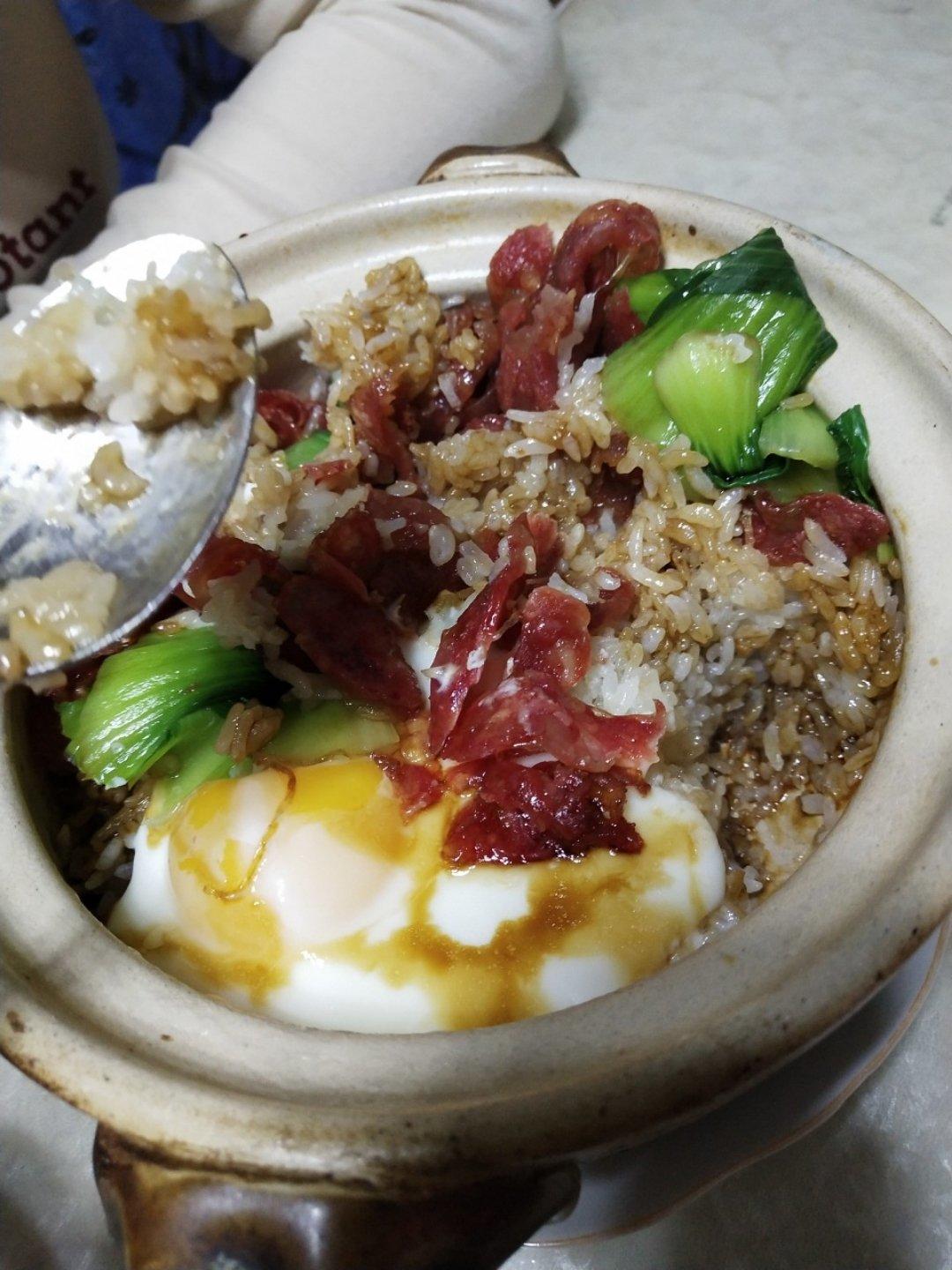 《广式腊肠砂锅煲仔饭》