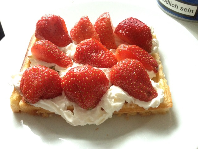 草莓奶油华夫饼