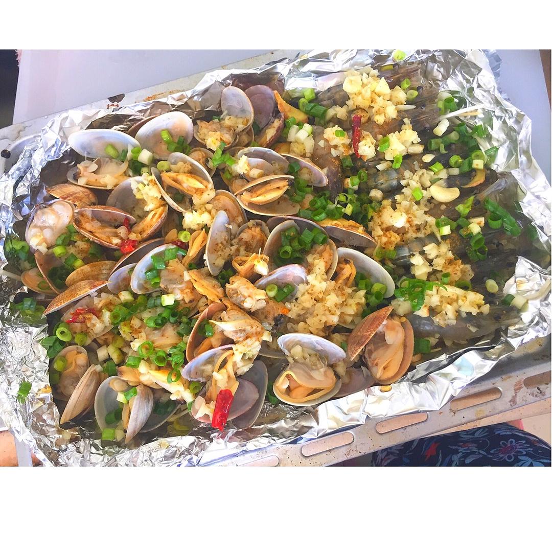 蒜蓉金针菇烤花蛤虾