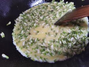 槐花炒蛋 淡淡的清香 这个季节的小菜的做法 步骤4