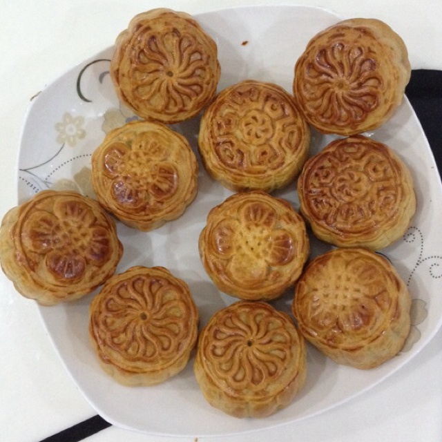 广式豆沙蛋黄月饼