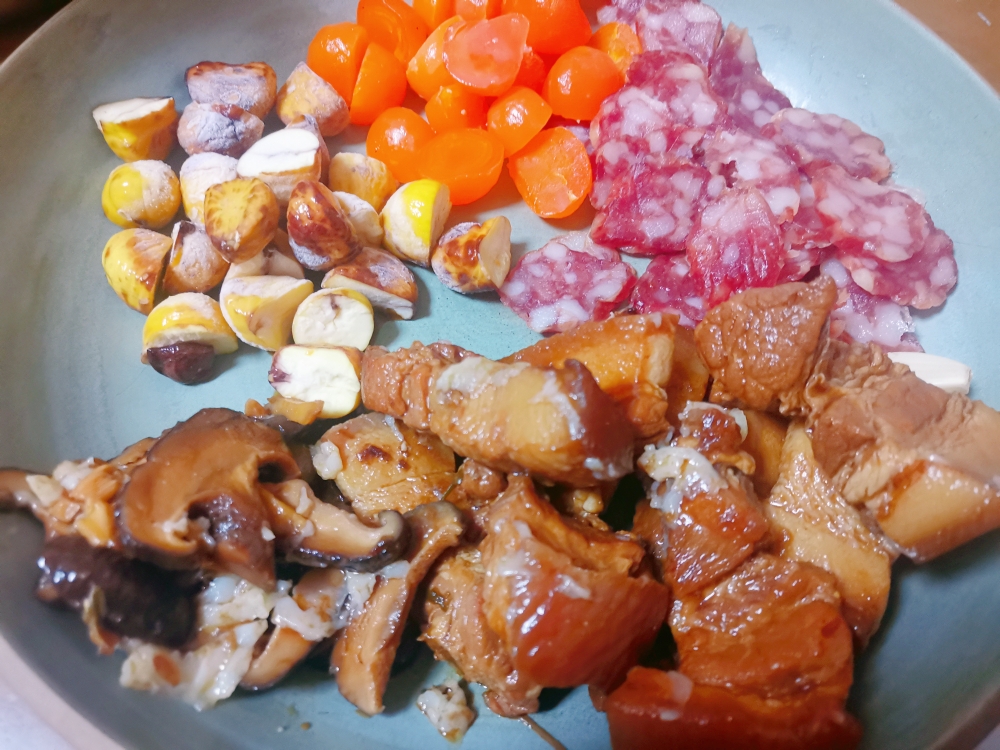 猪肉/卤肉蛋黄板栗香菇腊肠粽