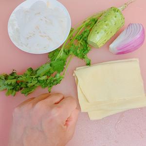 减脂餐/黄瓜洋葱魔芋拌干豆腐（素食系列）的做法 步骤1