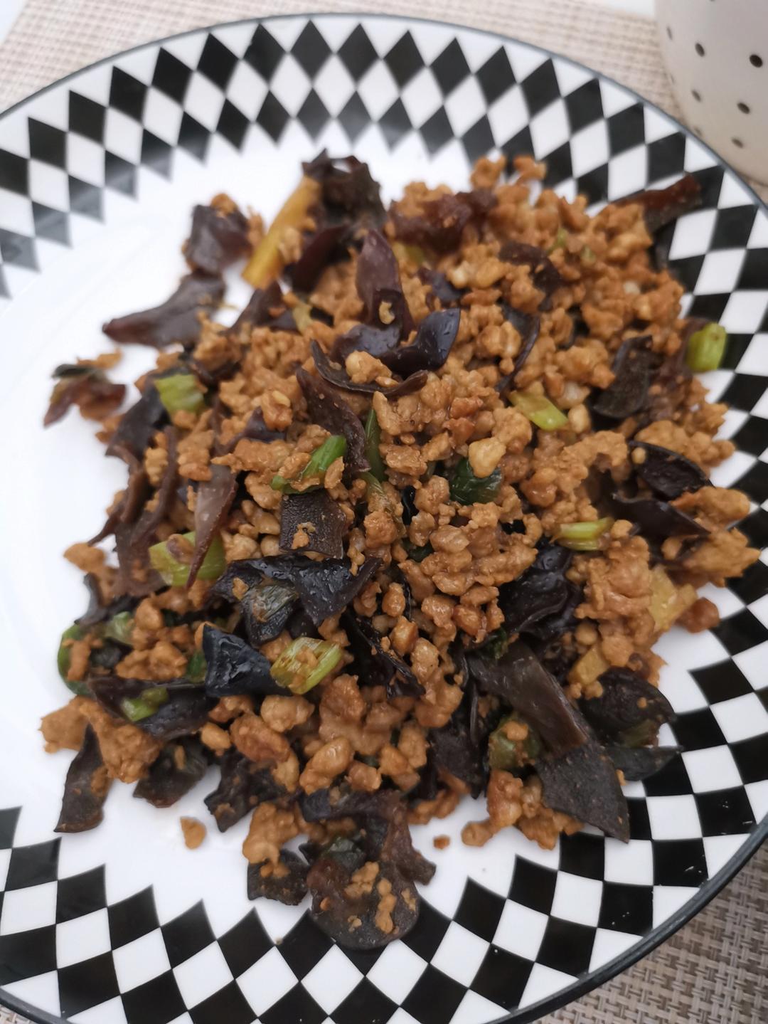 超下饭的木耳大葱炒肉