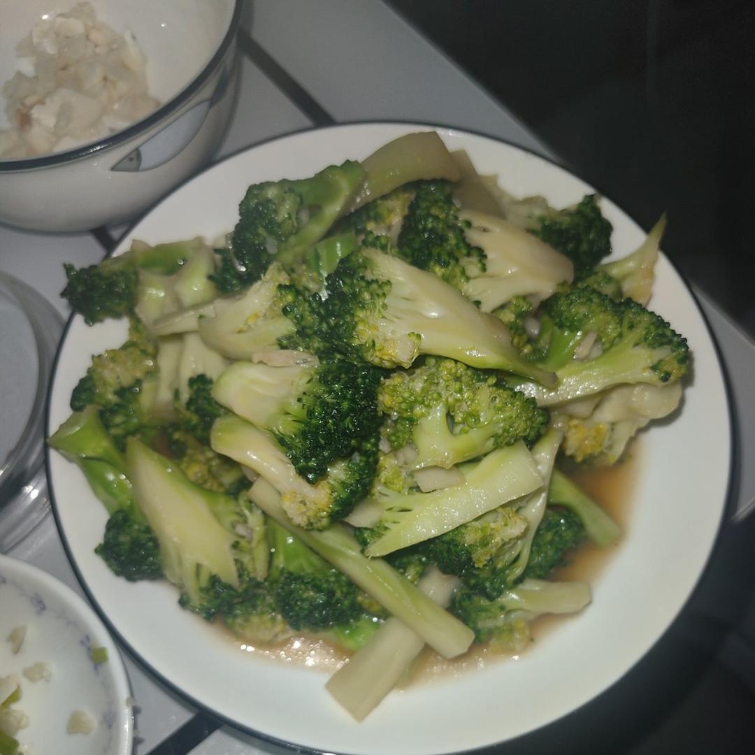 好吃到爆的耗油蒜蓉西兰花(从不修图，喜欢请关注)