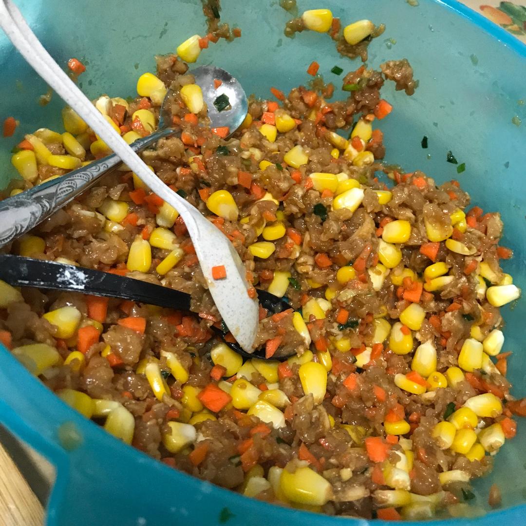简单又营养的红萝卜玉米猪肉馅