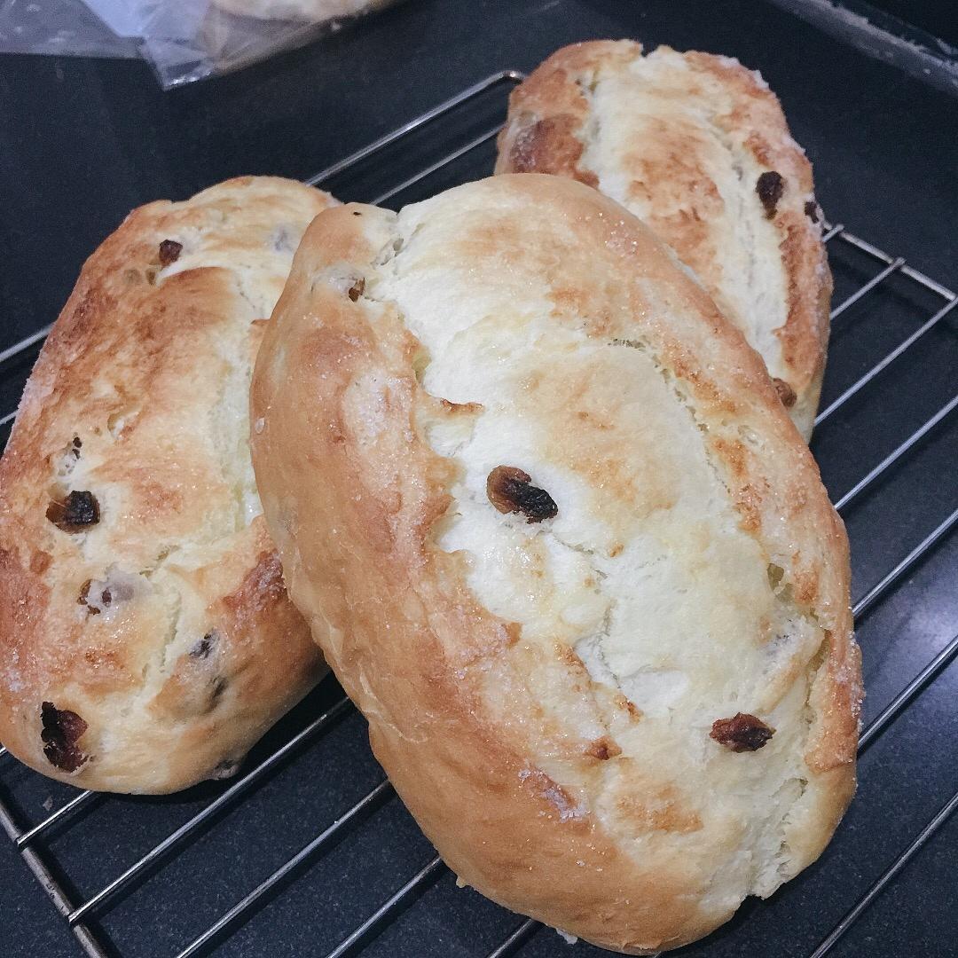 葡萄软欧（仿原麦山丘）Milk flavored bread filled with raisins and butter