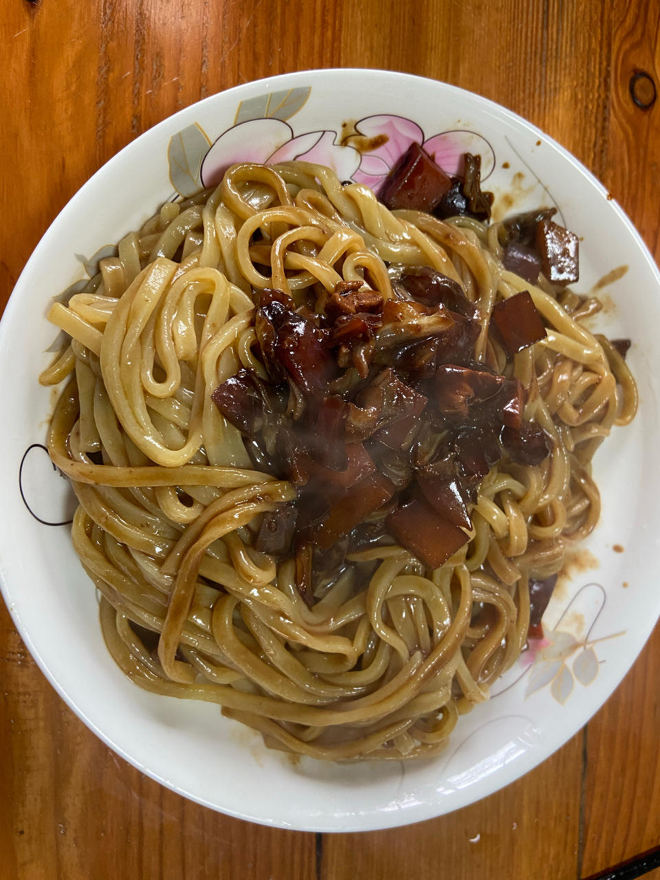 韩剧中黑乎乎的韩式炸酱面