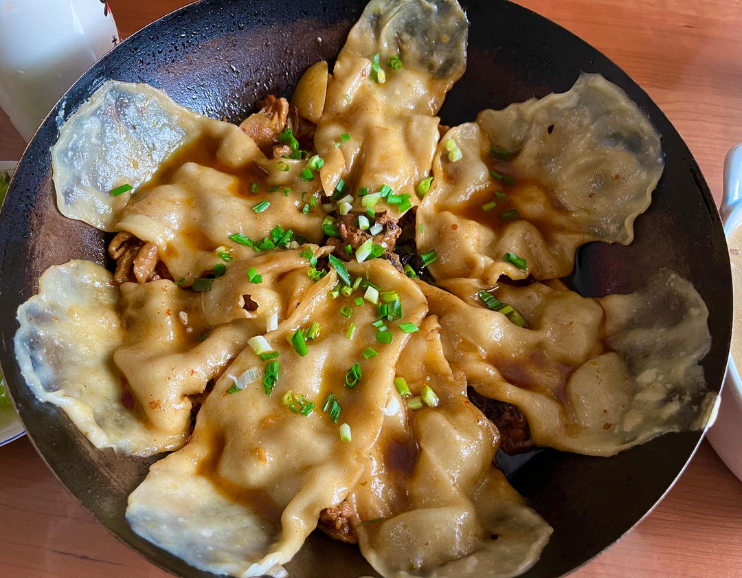 地锅鸡，教你贴饼子好吃的小技巧~