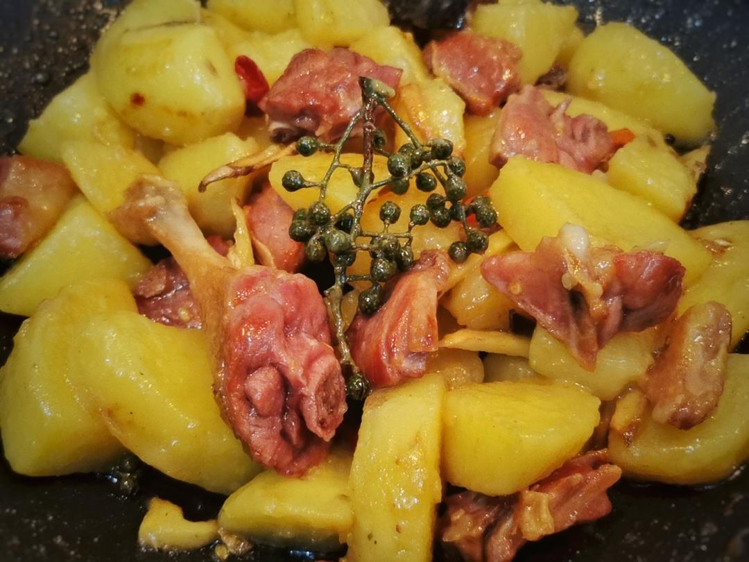 腊鸭腿炖土豆