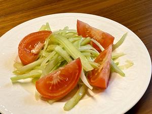 【夏日食谱】凉拌番茄与西芹的做法 步骤1