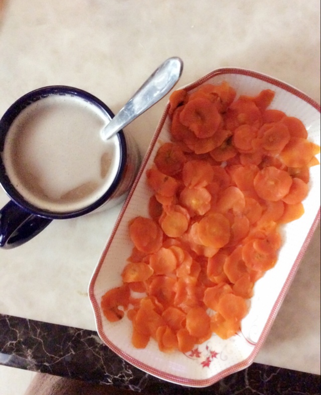 依照子瑜妈妈的方子制作的胡萝卜干，给宝宝当零食