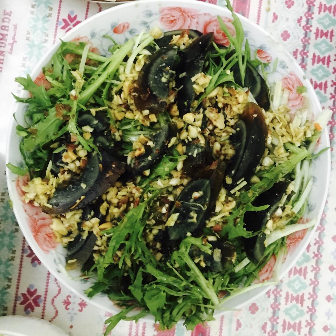 凉拌杏仁苦菊松花蛋