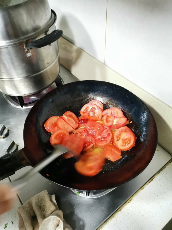 西红柿芹菜炒面筋酸甜咸香的做法 步骤3