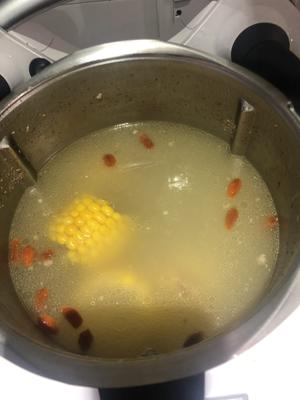 小美版玉米排骨汤的做法 步骤3