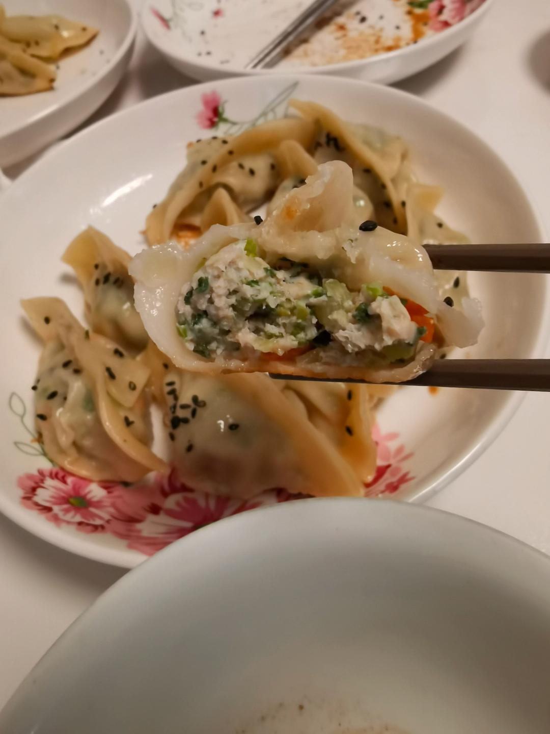 芹菜胡萝卜猪肉水饺
