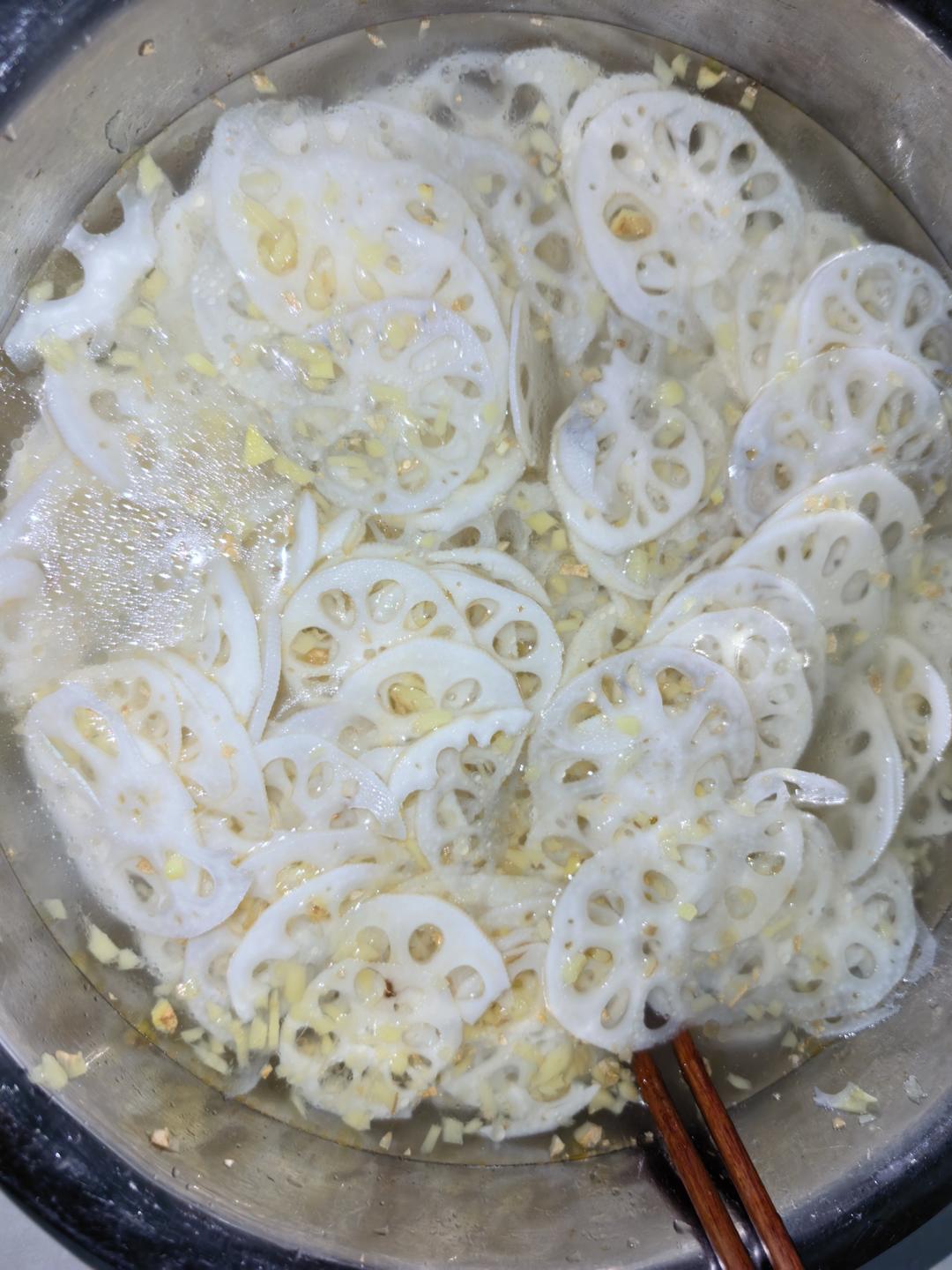 脆爽藕片...农村大席上脆爽可口的凉拌藕片