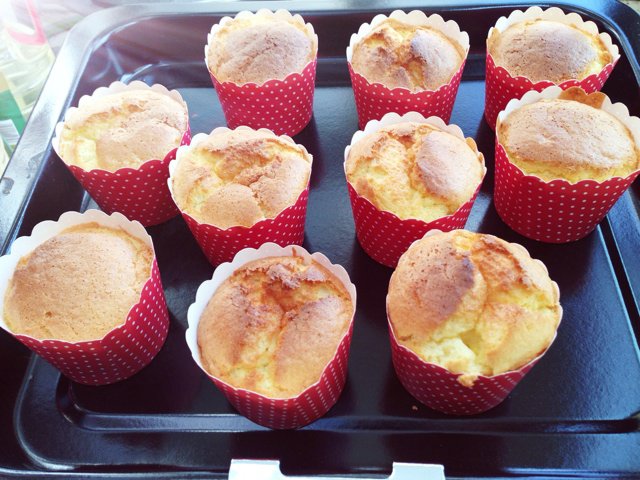 淡奶油海绵纸杯蛋糕