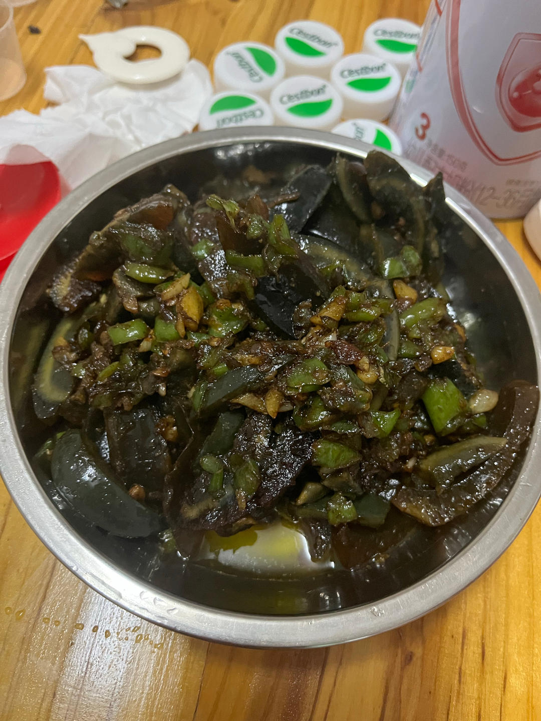 一份裹着青椒蒜末香的皮蛋，吃的连渣都不剩的青椒炒皮蛋