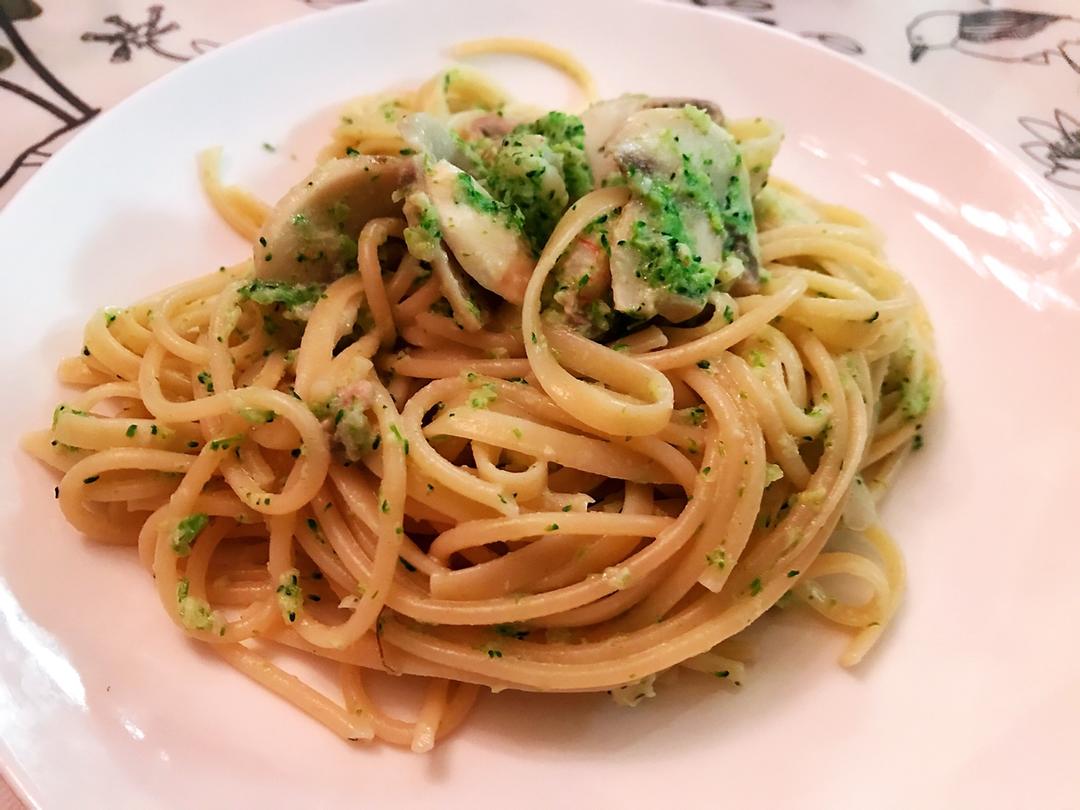 奶香浓郁的西兰花虾仁意面！