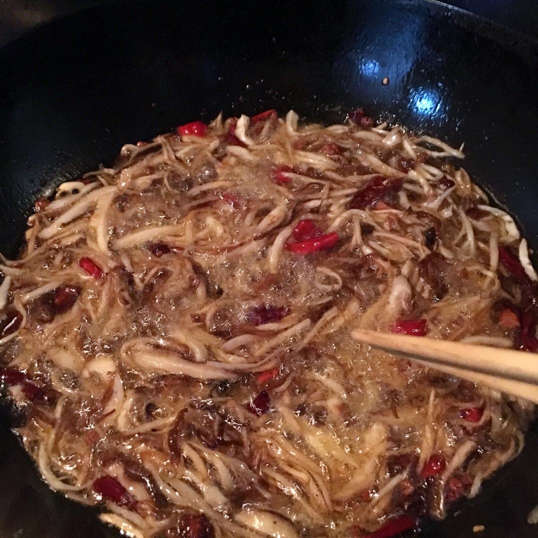 油鸡枞，蘑菇油～拌饭拌面的做法