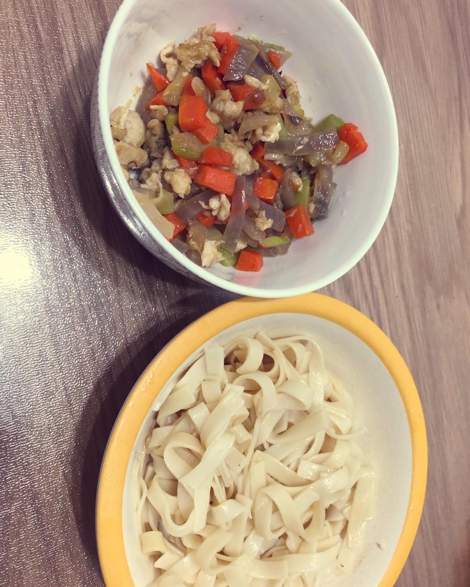 苏蒂宝宝餐：花生酱拌面皮+蔬菜烩鸡丁