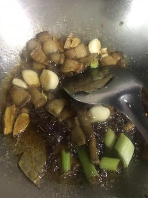 猪肉炖白菜粉条（野蘑菇炒肉）的做法 步骤6