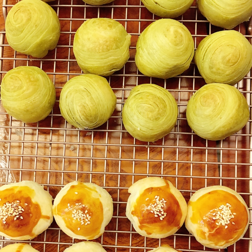 四种口味蛋黄酥(紫薯、抹茶、红曲、蛋黄)