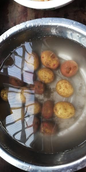土豆鸡肉炖粉条的做法 步骤2