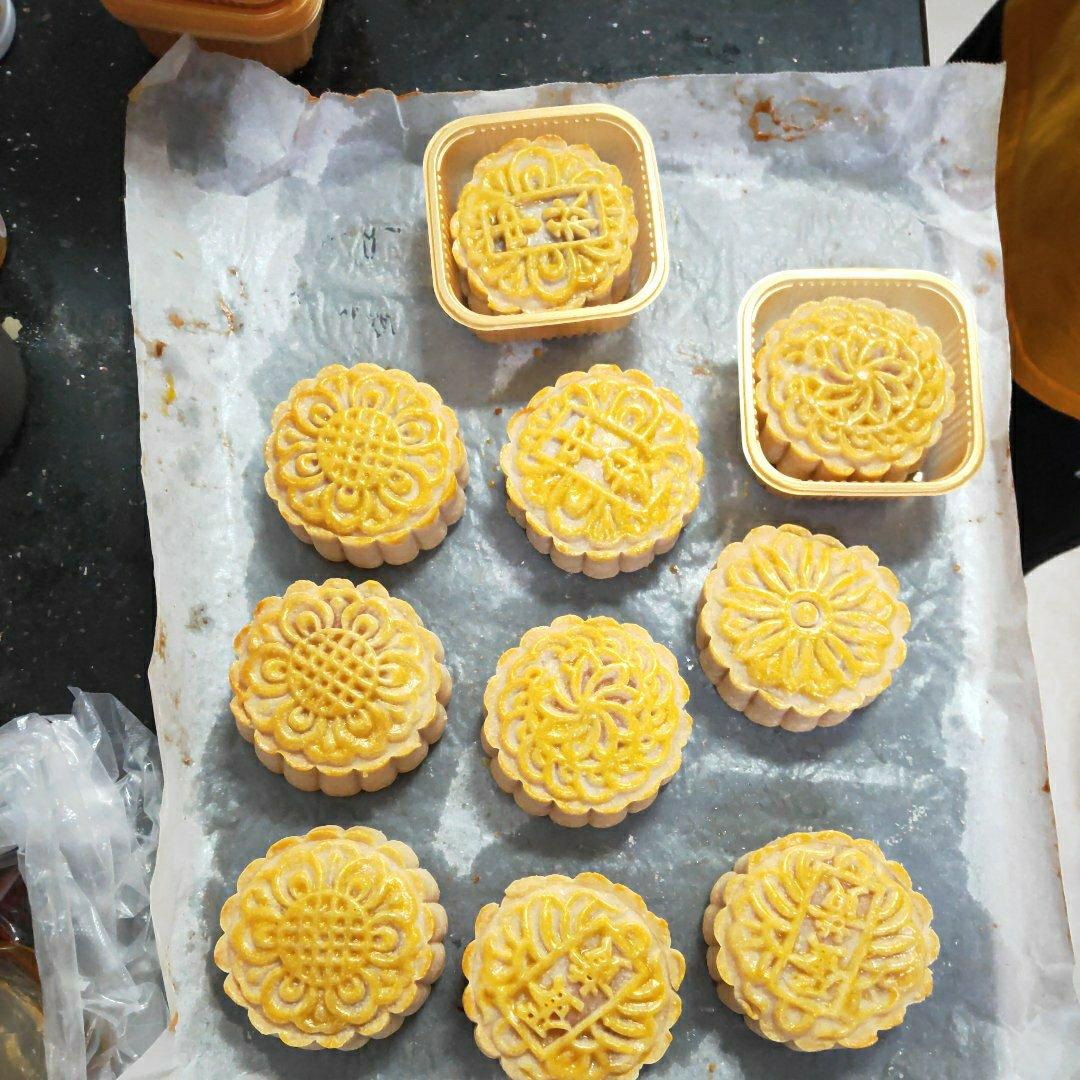 广式月饼－－蛋黄豆沙月饼