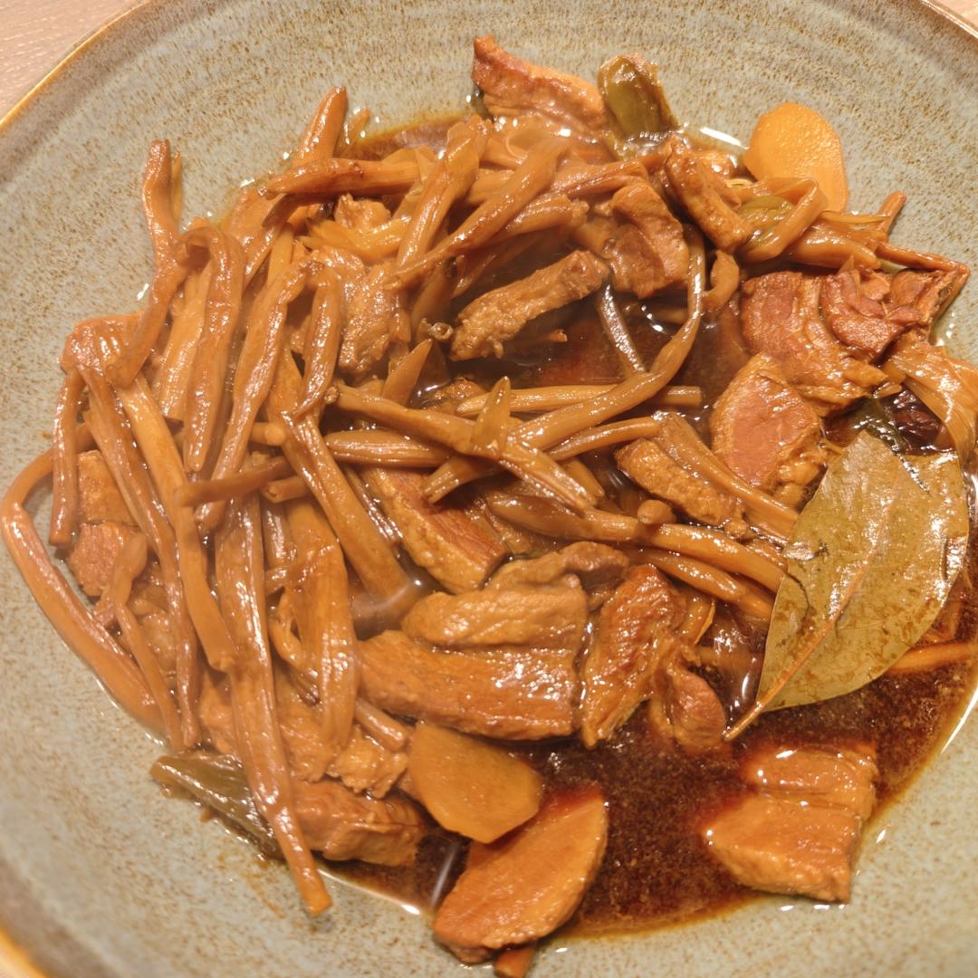 黄花菜焖五花肉