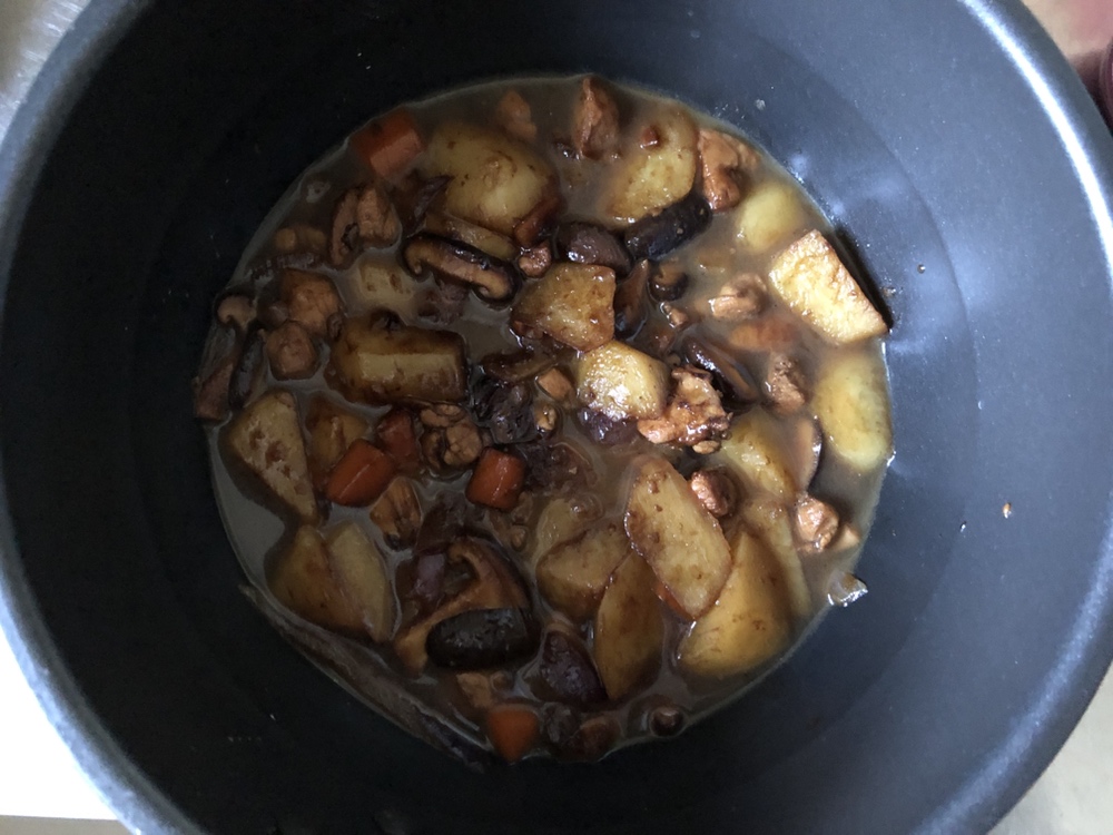 香菇土豆鸡肉焖饭的做法 步骤5