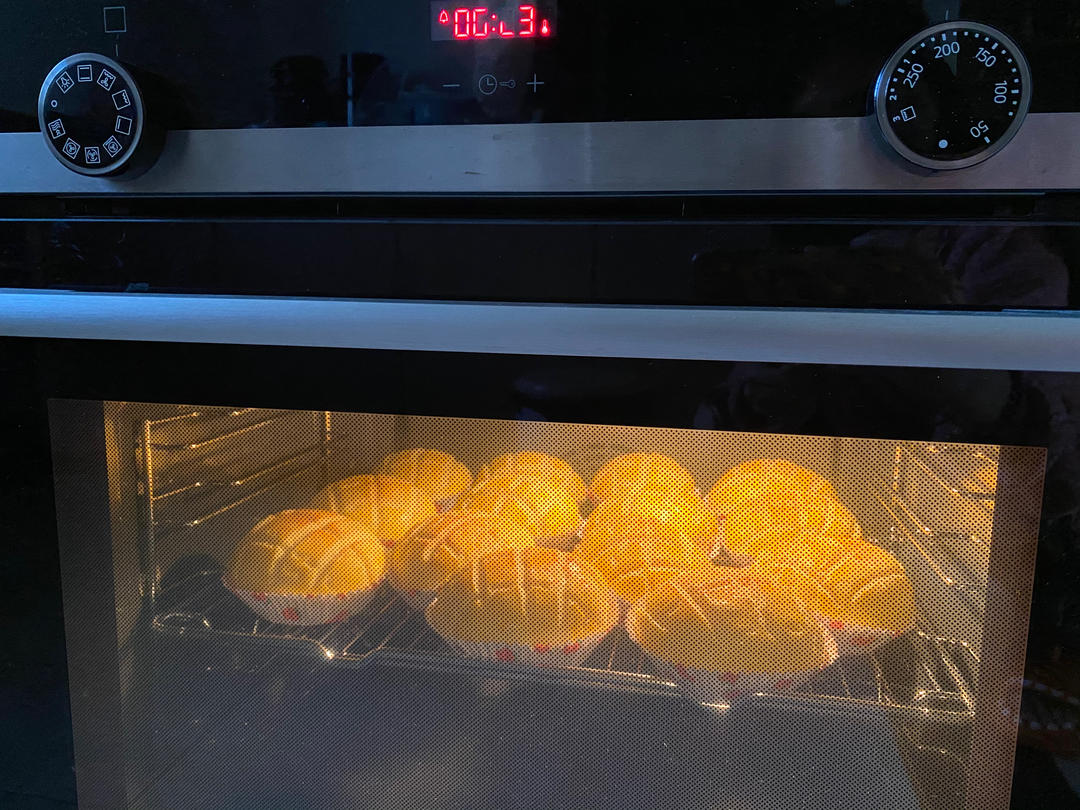 好吃到炸裂的港式菠萝包（附带制作酥皮的小视频）