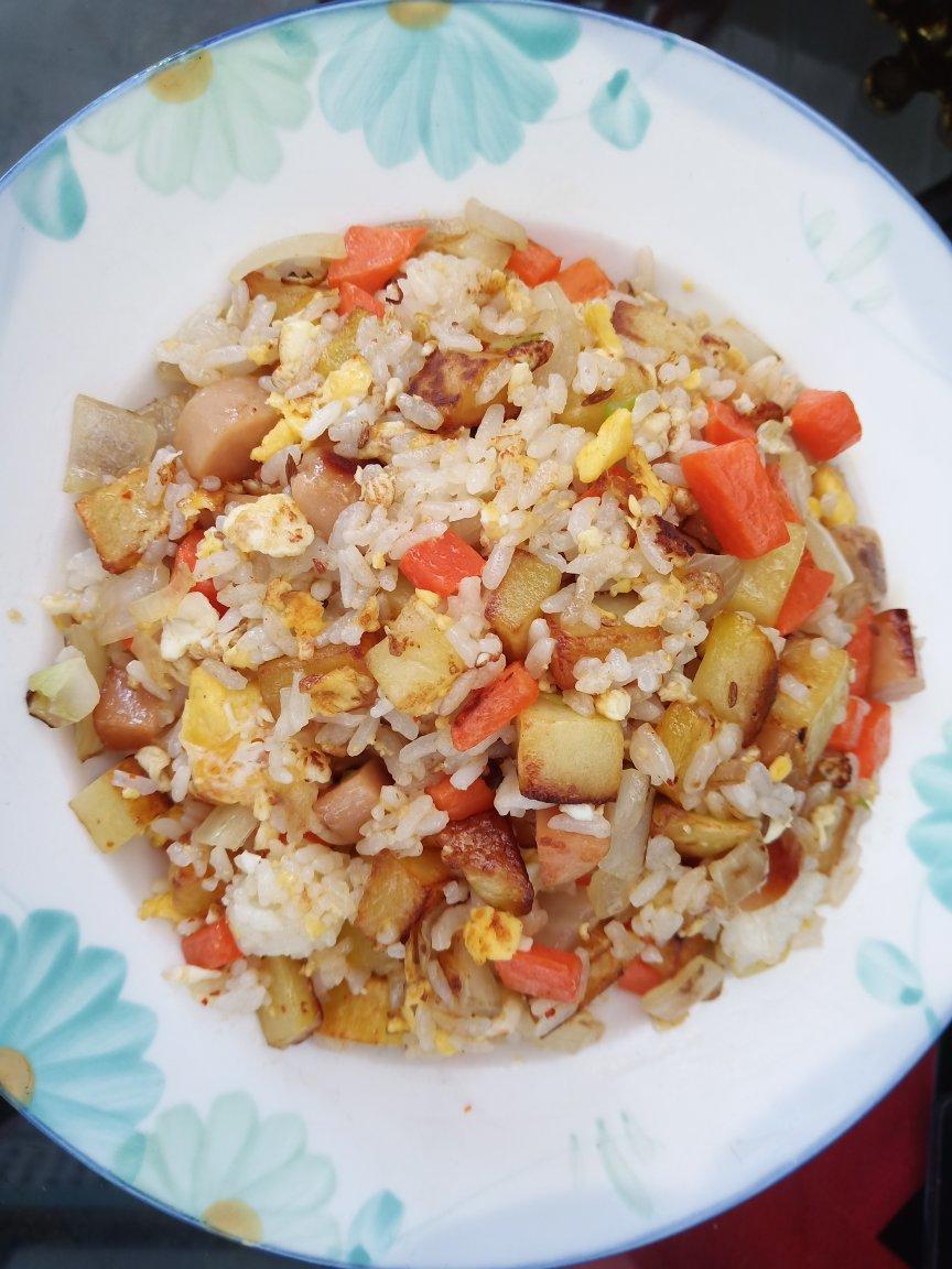 蛋炒饭不要只放鸡蛋了，加点老干妈，生抽耗油都不需要了，香喷喷